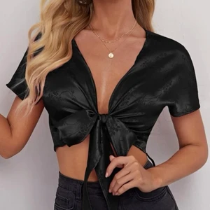 Satintopp med knytning - Satintopp från Shein 🖤 Aldrig använd. Kan skicka fler bilder och skicka med spårbar frakt 