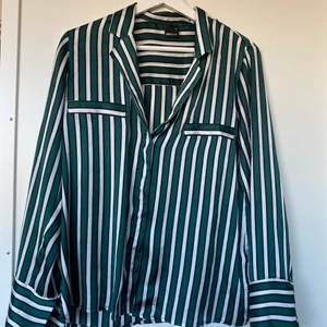 Blus Gina Tricot - Blus i tunt skönt material. Några lösa trådar, annars mycket fint skick! 