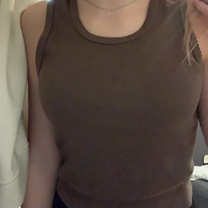 Brandy Melville topp - Säljer denna assnygga topp ifrån brandy Melville inköpt i somras, sparsamt använd och inga defekter. Sitter bra på mig som är en xs/s.⚡️😍