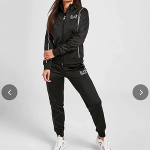 Armani tracksuit XS/S EA7 - Svart tracksuit från Armani EA7 i storlek XS/S. Endast testade, ny, hel och ren! Köpt för 1600kr men säljer för 800kr. Pris kan diskuteras vid snabb affär🌟 kan fraktar eller mötas upp. Köparen står för frakten 