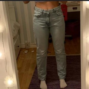 Bikbok jeans strl 27 - Nästan oanvända ljusblå, mid waist jeans från bikbok med ordinarie pris runt 600 kr. Midjemått: 79 cm, Benmått: 99 cm. De är lite för stora I midjan på mig men är perfekta i längden och jag är 161 cm lång💕