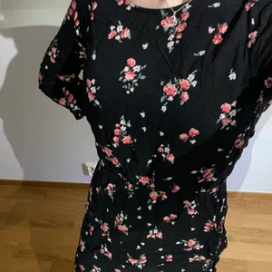 Klänning från hm storlek 40 - Blommig klänning från Hm, ganska kort på mig jag är 173. Annars skulle jag påstå att storleken är normal! Säljer den för 75 kr plus frakt