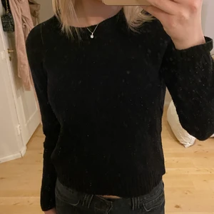 Svart stickad tröja  - Vanlig svart stickad tröja från hm i bra skick. Lite nopprig dock. 
