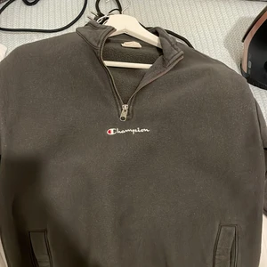 Champion sweatshirt med kedja i mitten - Champion sweat med kedja.