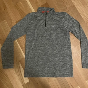 Långärmad träningstop  - En grå långärmad träningstop från blacc 