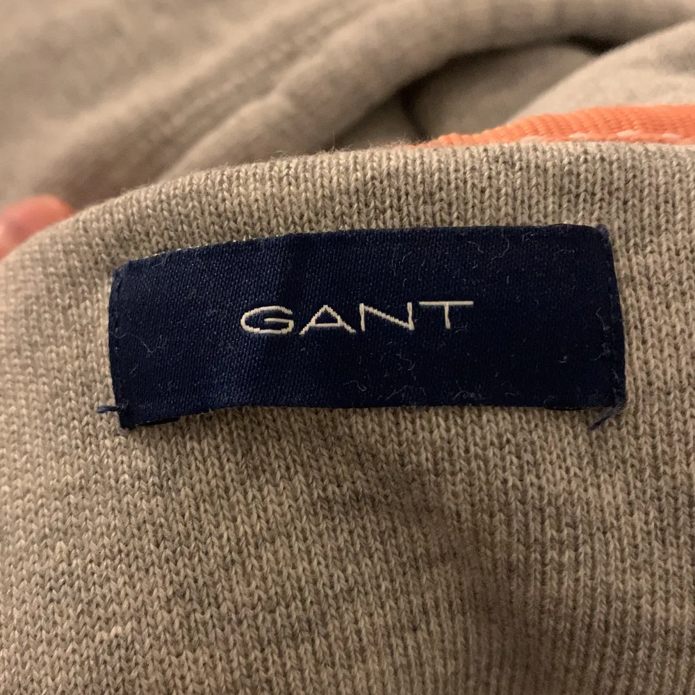 Grå Gant hoodie.. jättefin gant hoodie i storlek 158-164 samt XS⚡️🎸jag tycker väldigt mycket om den men inte min stil längre😢inte oskön, inte missfärgad eller använd särskilt mycket, som ny! (Hör av dig om du undrar något + priset kan diskuteras)💘frakten kostar ca 66 ( vet inte exakt men det kollar jag upp så fort som möjligt). Hoodies.