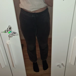 Mjukisbyxor - Grå mjukis med silkessnören, inte använda mycket utan legat mest i byrån. Köparen betalar frakt:)