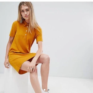 Mustard kjole - Mustard kjole fra bershka kjøpt i Roma. Den er ribbed og med krage. Button down