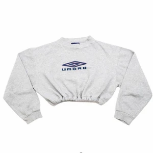 Umbro crop sweatshirt - Grå crop genser kjøpt på Depop. Brukt tre ganger ca