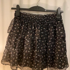 Super fin volang kjol  - bara använt 1 gång. 