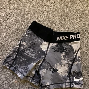 Nike pro shorts  - Säljer mina nike pro shorts då dom är försmå för mig❤️‍🩹. De är i barn storlek!!