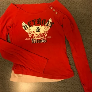 Cool röd topp - Skitsnygg röd topp med ballt tryck och snygg passform. Skriv för fler bilder!