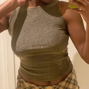 Glittrig fest tröja  - Snygg grön grå topp från Daniel Laurent❤️‍🔥. Passar bra till fester osv. Säljer pga jag inte tycker den passar mig! Knappt använd alls och är i jätte bra skick. Vid snabbt köp kan jag sänka priset! 