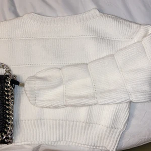 Vit stickad tröja - Jättefin vit stickad tröja som är cropped🤍 Passar dig som har XS-S i kläder eller 32-36🤍 Nyskick, aldrig använt❗️ Pris kan diskuteras💗 