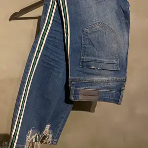 Stretchiga jeans från Zara, sitter perfekt, är strl 34 men passar även 36, pris kan diskuteras 