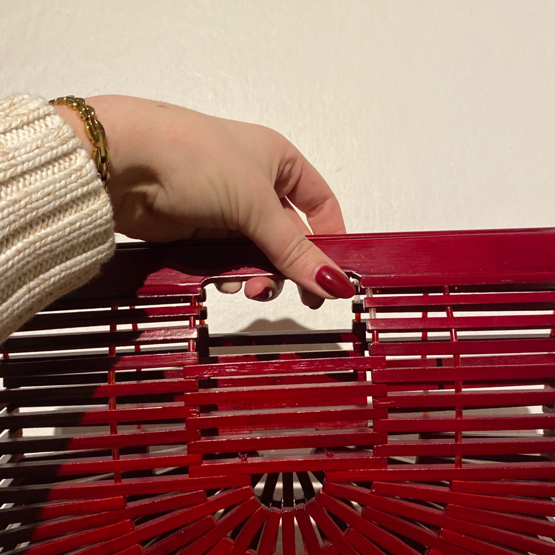 Röd halvmånsväska i trä