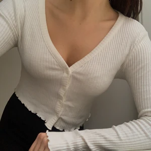 Vit tröja med knappar - strl. S - Vit tröja med knappar och fin urringning. Luftig & mjuk passform. Från Gina Tricot. Passar både som en vardagströja i skolan och sköna kvällar i soffan. 🤎 Använd ca 4-5 ggr, väldigt gott skick!
