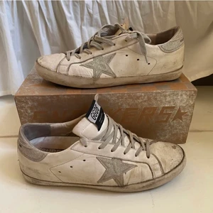 Golden Goose - Säljer dessa skor från Golden goose⚡️🥰 Storlek 40. Säljes för 400kr + frakt, nypris är 3799kr💗 Säljs i använt skick, därav priset⭐️ Originalförpackning och äkthetsbevis medföljer⚡️