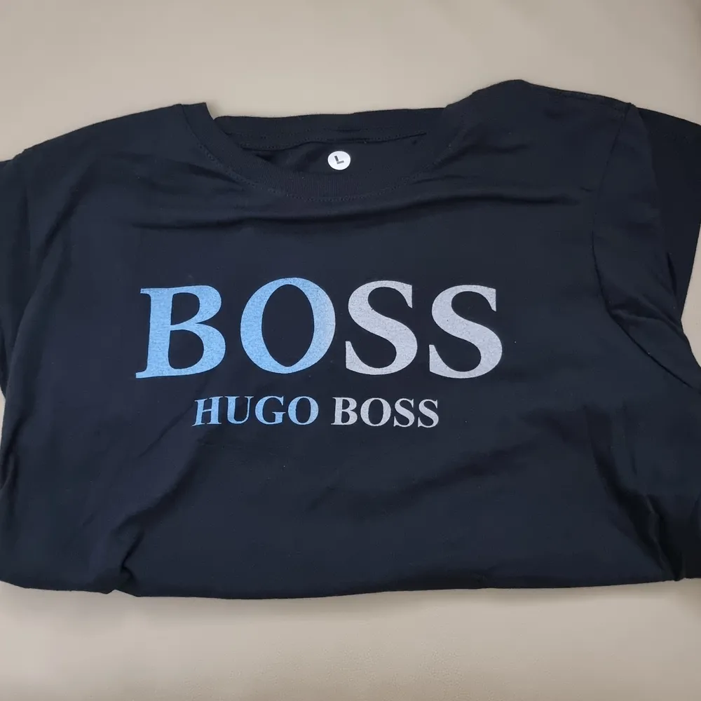 Oanvänd Hugo Boss t-shirt med centrerad text och svartblå bakgrund. Simpel design fu kar med det mästa. Framhäver dina armar och är väldigt behaglig att ha på sig.       (!Tar häldst swish!). T-shirts.