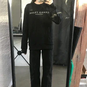 Grandfrank collegetröja M - Help a girl out. Grandfrank collegetröjor båda i storlek Medium som inte används. Deras tidigare ägare är mitt gamla ex som inte har frågat efter dem på 1 år och nu vill jag tjäna pengar efter att han fortfarande inte betalat tbx sin skuld. 250kr styck 