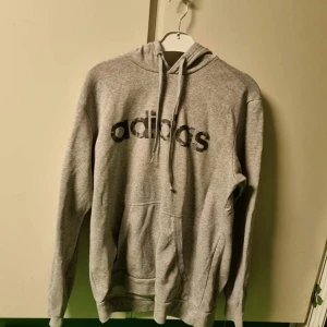 Hoodie  - Adidas hoddie i storlek L. Fint skick. 100 kr + frakt