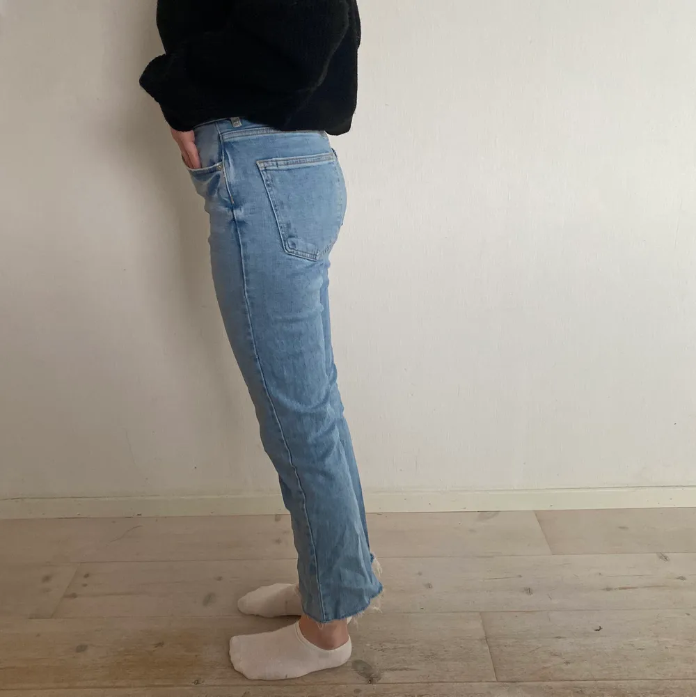 Supersnygga croppade jeans ifrån gina i strl 34!!💗💗💗 väldigt varsamt och är i mycket bra skick endast lite skrynkliga längst ner💃🏼. Jeans & Byxor.