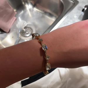 Armband - Fint, justerbart armband ifrån Caroline svedbom. Köpt för 1400kr, säljs för 400. Använt fåtal gånger, så väldigt fint bevarat! Köparen står för frakt❤️