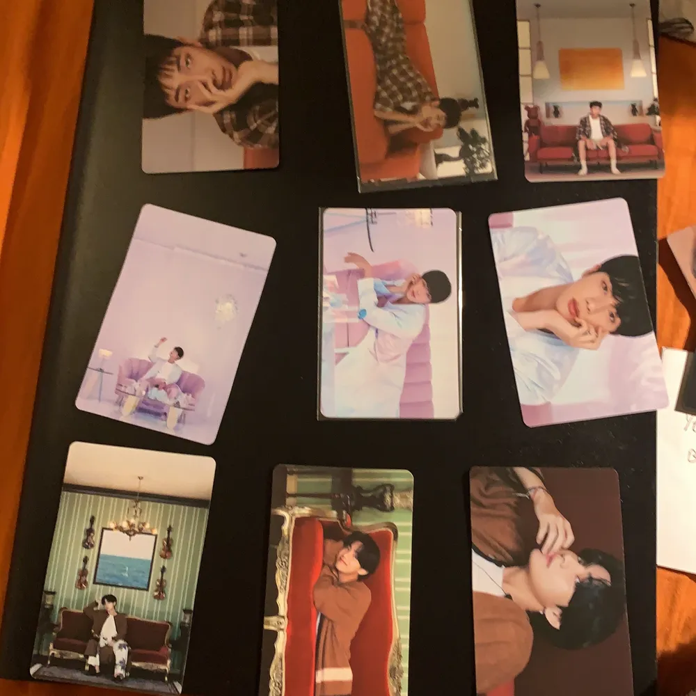 säljer dessa bts photocard set, 40 kr per member! De kortet där dem ligger ner är officiellt alltså det i mitten på varje set.  Korten är i perfekt , kontakta mig ifall du har fler frågor.     Jimin set ❌ Taehyung set ✅ Jin set ✅ Rm set ✅ Suga set ✅ jhope set ✅. Jungkook set ✅. Shorts.