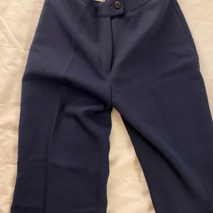 Vintage kostymbyxor - Säljer dessa marinblå kostymbyxor! De är min farmors, som hon aldrig använt, utan de har bara legat. Prislappen fanns kvar när jag fick de men har klippt av den. Aldrig använda, de är för stora för mig. Skulle säga att de är ca 36, men kan ta mått bara att fråga! Köpare står för frakten🤍