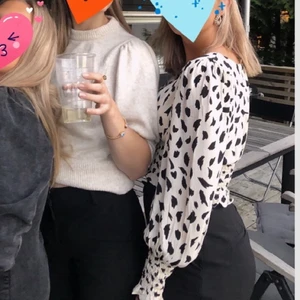 Tröja - Säljer denna snygga tröjan från chiquelle. Fint skick! Passar bra till fest eller vardags 🌷🌷