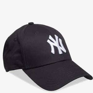 New Era keps - Endast provad och i nyskick! Köparen står för frakten. Kontakta privat vid frågor! Köpt för 300kr