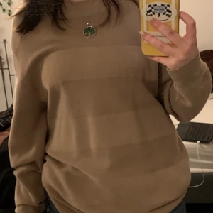 Skön tröja  - Skön randig tröja. Skriv ett pris så kan vi diskutera därifrån, frakten är antingen 52 eller 78 kr med frimärken. Storlek M men passar nog mellan XS-M beroende på om man vill ha den lite oversized, jag är XS/S.