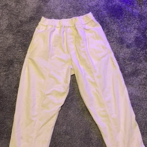 Linnebyxor - Sköna linnebyxor som är storlek M för herr. Jag säljer dom då dem inte kommit till användning. Dem går ner till fötterna på mig som är 175. Du som köper betalar frakten!