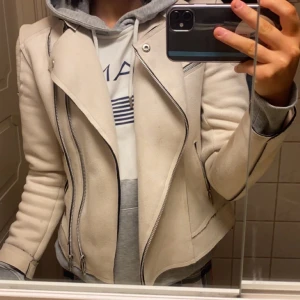 Mockajacka str S - Mockajacka från märket king of fashion str S, använd fåtal gånger så som ny