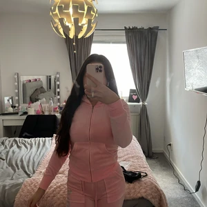 Juicy couture  - Fick hem denna idag, den är lite för tajt på mig och för kort. Denna är i dy S och passar xs eftersom den är lite mindre i modellen. Koftan kommer till även den är i st S. FRAKTEN TILLKOMMER I PRISET!🤩