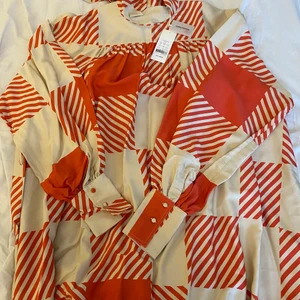 Carin Wester klänning Casual/loose fit - Den är röd och har fortfarande prislappen på den. Det är storlek XS/S men passar M/L också. Den är luftig och väldigt flexibel och skön att röra sig i. Hör gärna av er för mer bilder eller frågor om köp. Nu pris 899kr💓