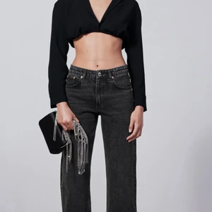 Zara Jeans - Säljer mina jeans pga att de är för små och korta för mig som är 177cm… Har sprättat för att få mer längd. Skriv för mer bilder💕 100+ 66kr. Köparen står för frakten😇