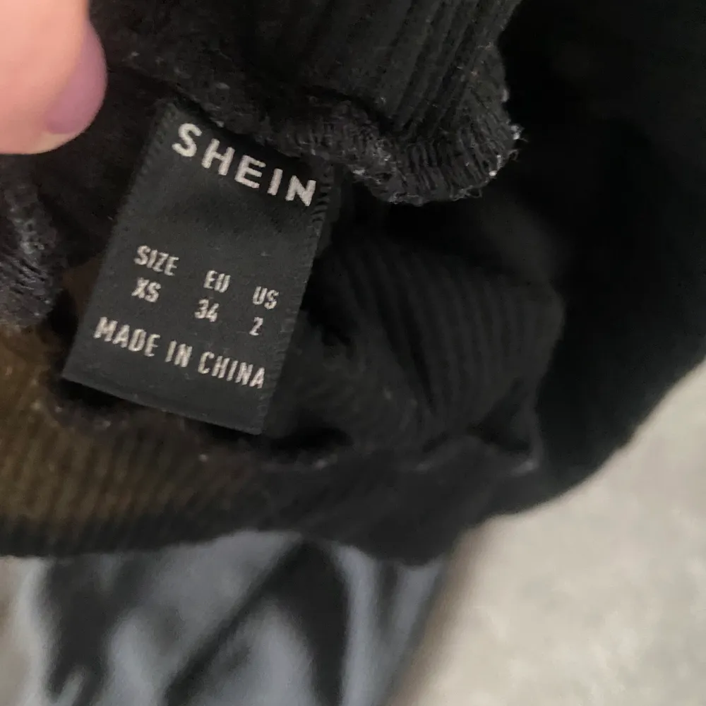 Säljer nu ett par ribbade byxor från SHEIN har varit ett av mina favoriter men dom är för långa tyvärr och däröfr säljer jag dom nu . Jeans & Byxor.