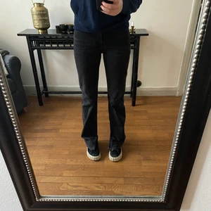 Svarta jeans med slits - Skitsnygga basic svarta jeans med slits från pull and bear