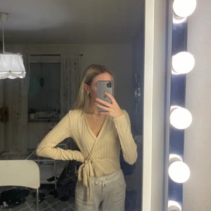 Omlott-tröja  - Gullig omlott tröja med snörning i sidan från nakd, 80 kr plus frakt! 