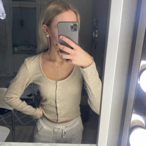 Kofta/tröja Nelly  - Superfin kofta från Nelly i storlek XS, man kan vika upp eller ha den lika lång som på bilderna. 60 kr plus frakt.