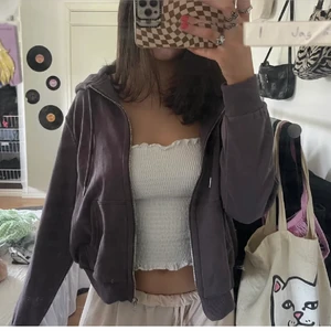 Lila huvtröja  - Aldrig använd där av som ny! Köparen står för frakten - 66kr. Jag är en S/M för referens 😙