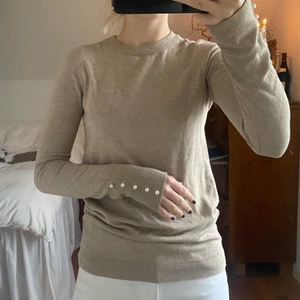 Beige tröja  - Säljer denna beiga tröja med pärlor på ärmarna från chiquelle. Endast använd ett fåtal gånger.