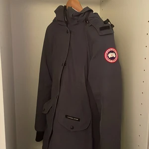 Canada goose - Säljer nu min canada goose jacka pga ingen användning   Jackan är äkta och är köpt i New York!                                Skick: 7/10 (hål i fickan som enkelt kan bli fixad).         päls ingår