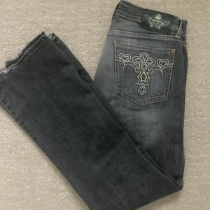 Lågmidjade jeans - Low waist jeans med så snyggt tryck, som är köpta här på Plick. Så fina, men kommer tyvär inte till användning längre. De går typ ner till fötterna på mig som är 178. Innerbenslängd: 81cm midjemått: ca 84cm. De har slitningar längst ner som man nog ser på bilden. ❤️🥰