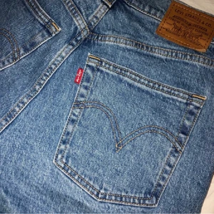 Levis ribcage shorts blå - Levis ribcage shorts, i stort sätt helt oanväbda då de va lite små redan när jag köppte de. Köpta för 500kr storlek 27. Priset kan diskuteras