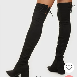 Overknee heels NlyShoes - Beställde dessa. Men satt inte snyggt på mig. Helt oanvända klackar med snörning och overknee. Dragkedjor på sidorna. Str:38