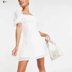 Vit klänning - Superfin klänning som passar till t.ex student. Klänningen är aldrig använd och lappen sitter kvar. Helt slutsåld på hemsidan.