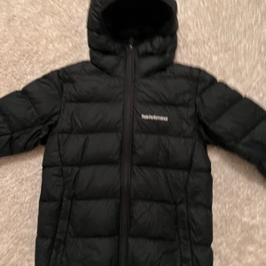 Peak Performance jacka - Säljer min peak jacka. Jackan är använd fåtal gånger oxh är i mycket gott skick, ser ut som ny. Det är storlek xs. Kom privat för mer bilder eller funderingar💕☺️