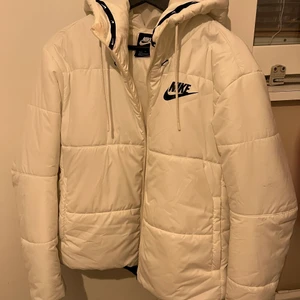 Nike jacket - Nike jacka storlek M köpta på Stadium! Bra skick men som sagt behövs att tvätta! Köpta för 999 kronor säljes för 400 eller bud! Personen står själv för frakten om de inte hämtar i Borlänge! Ps.. dåliga bilder för ljuset men kan skicka bättre bilder om de hade behövats!
